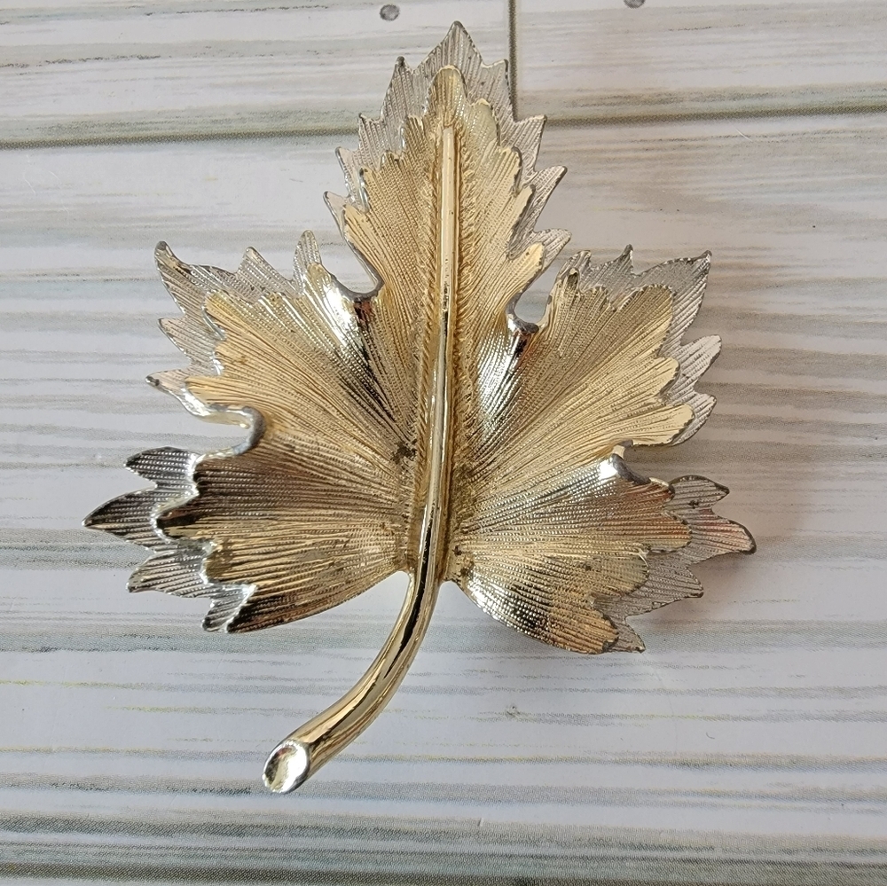 Vintage 1964 Sarah Coventry Nature’s Choice Two Tone Maple Leaf Brooch 2.75”